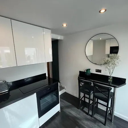 Central Cottage, Hot Tub Shottery Экстерьер фото