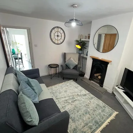 Central Cottage, Hot Tub Shottery Экстерьер фото