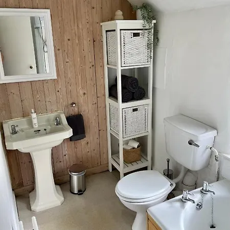 Central Cottage, Hot Tub Shottery Экстерьер фото