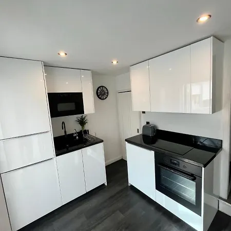 Central Cottage, Hot Tub Shottery Экстерьер фото
