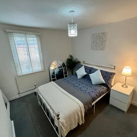 Central Cottage, Hot Tub Shottery Экстерьер фото