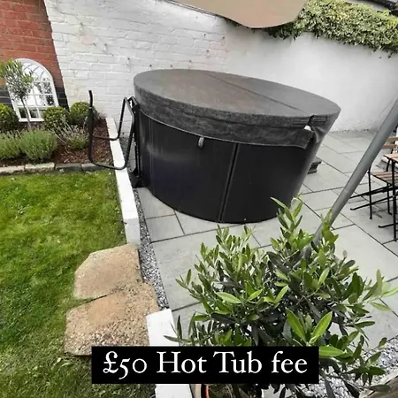 Central Cottage, Hot Tub Shottery Экстерьер фото