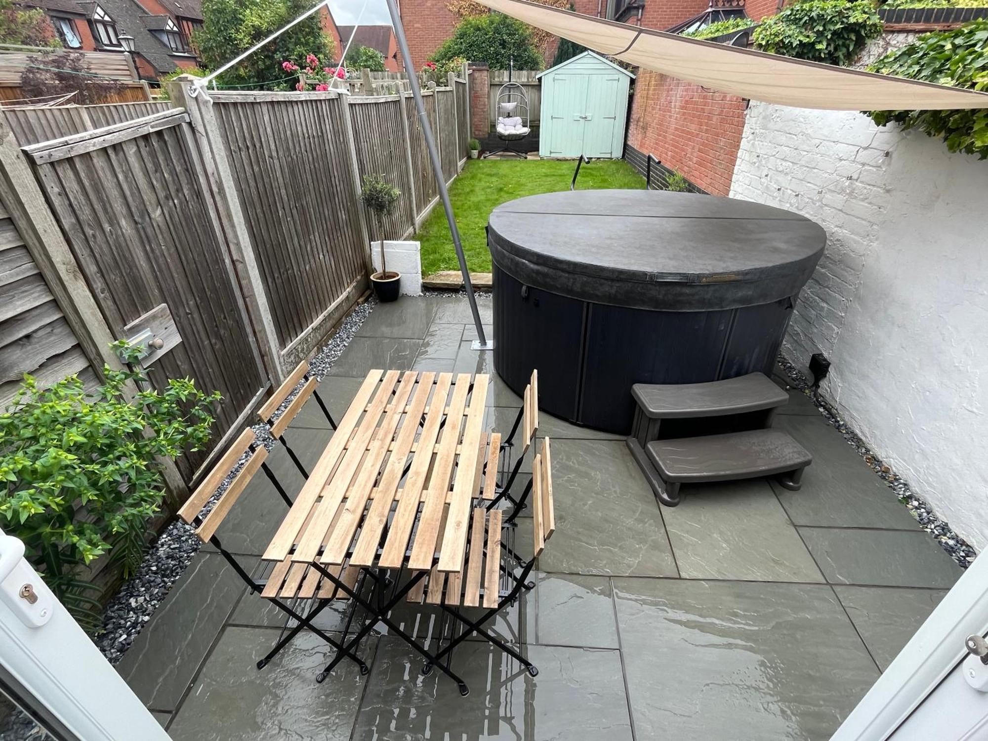Cottage, Hot Tub Shottery